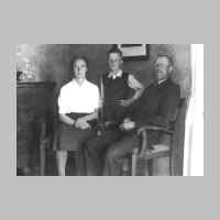 022-0450 Eheleute Margarete und Karl Thorun mit Sohn Manfred.jpg
